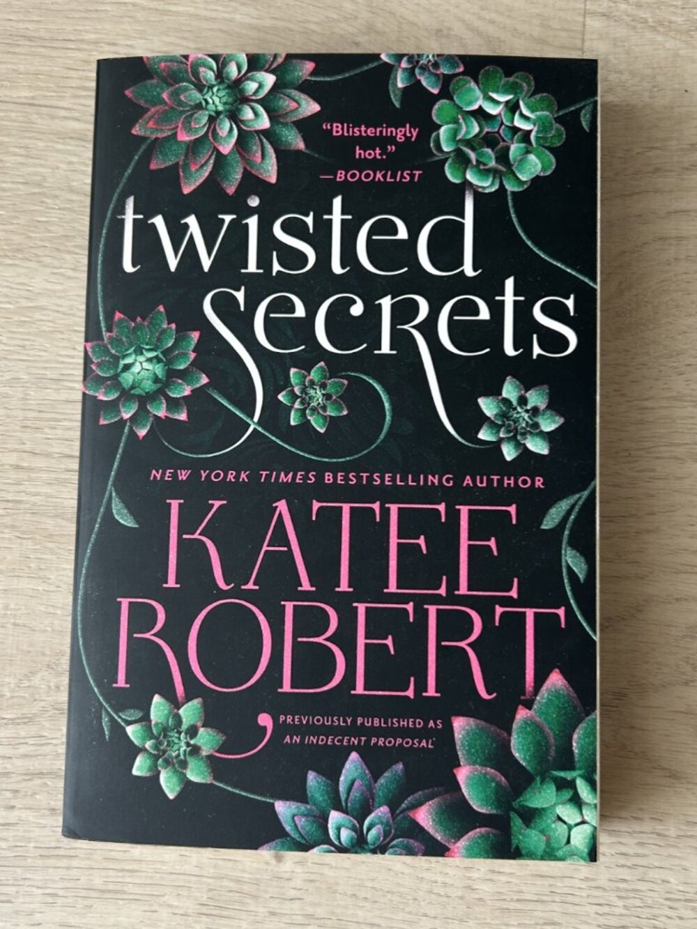Twisted Secrets- Katee Robert; paperback